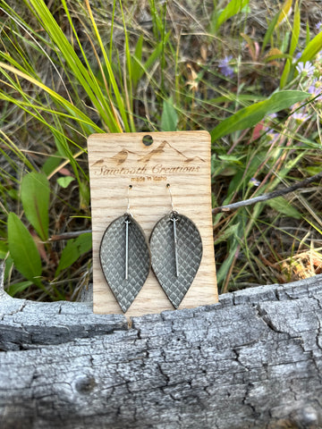 Pinched leather leaf